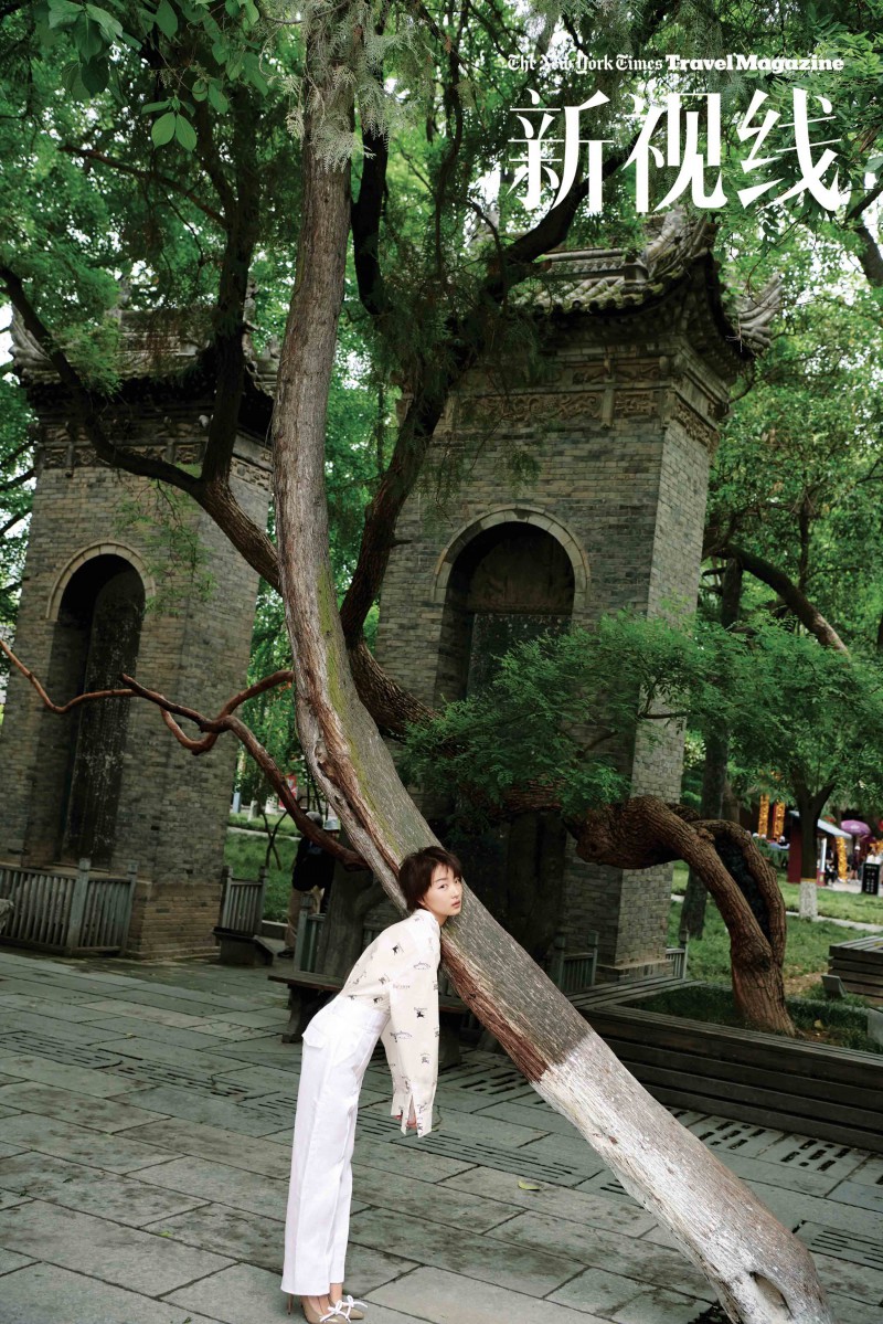 周冬雨登杂志六月刊封面 置身古城亦难掩灵气