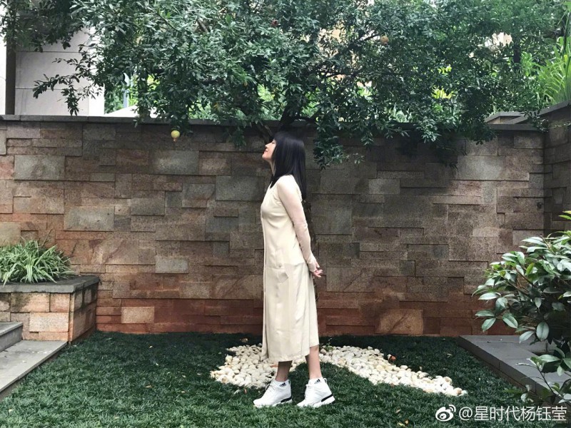 杨钰莹昆明度假少女心爆表，嘟嘴卖萌堪比二十年前