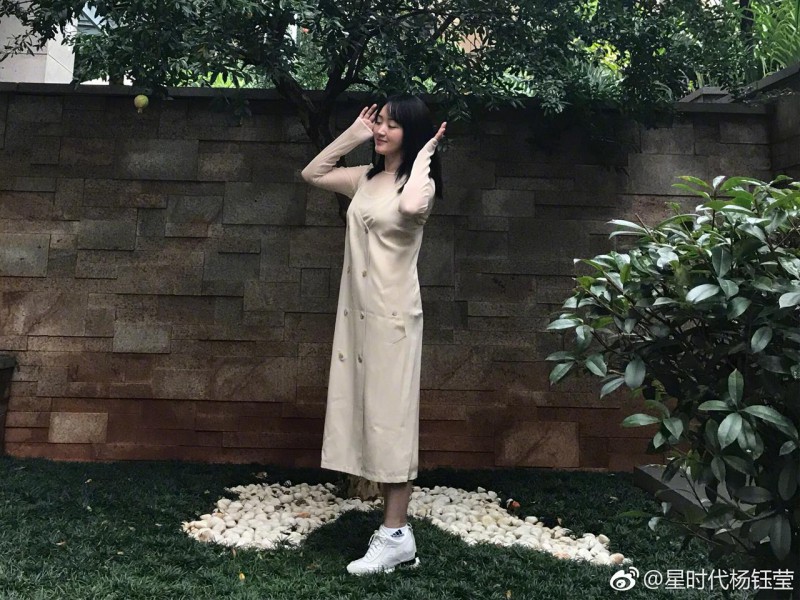 杨钰莹昆明度假少女心爆表，嘟嘴卖萌堪比二十年前