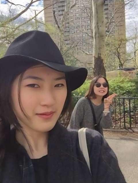 张艺谋女儿和冯小刚女儿近照，网友：同是导演的后代差别这么大