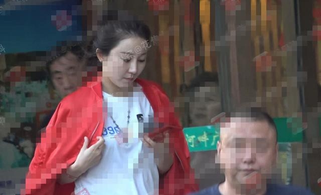 曹云金被拍到在妻子产后不久带美女去酒店，网友：可怜了老婆孩子