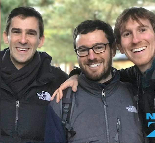 美国爸爸异国为帅气儿子们女友 遭全球网友转发应征人数爆了