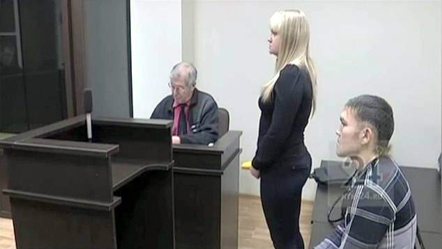 俄罗斯男子被女友砍13刀 法庭求婚请法官从轻量刑