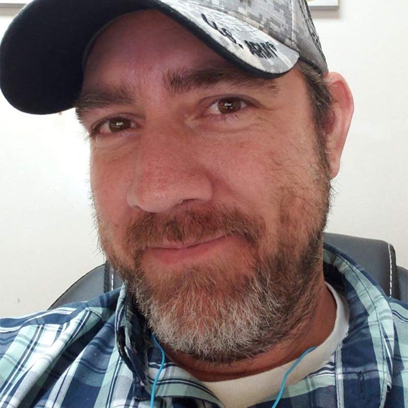 男孩偷偷带女孩回家过夜 被继父全程直播带女孩出门