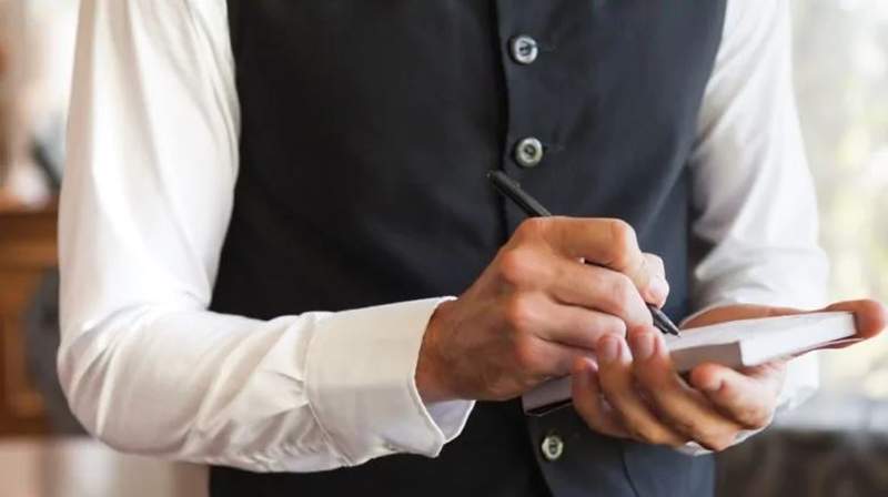 情侣初次约会“付不起”餐费 服务员神救援化解尴尬