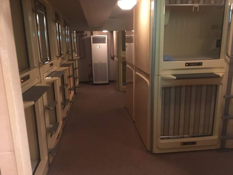 男性专属胶囊旅馆 等身二次元美女抱枕陪你入睡