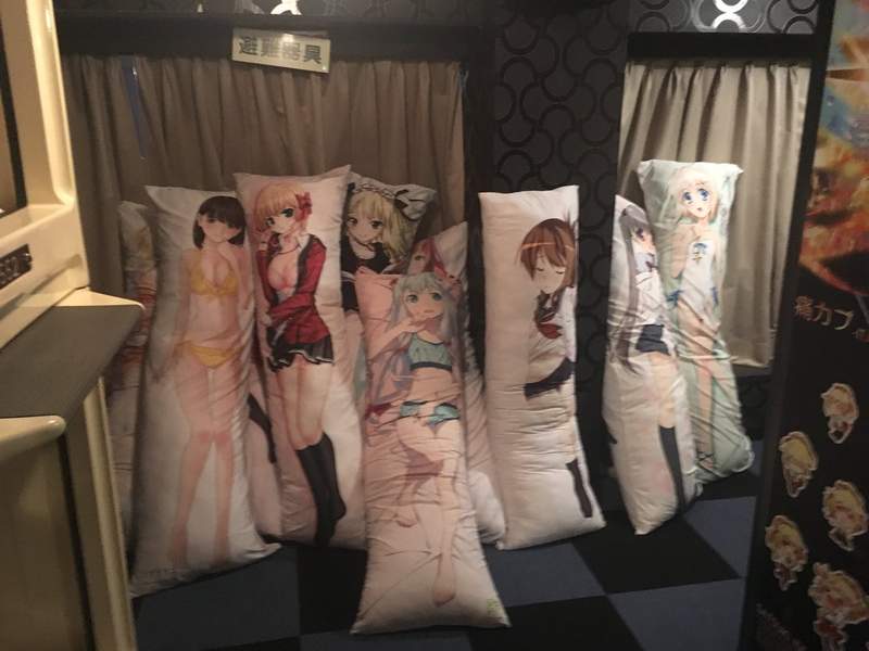 男性专属胶囊旅馆 等身二次元美女抱枕陪你入睡