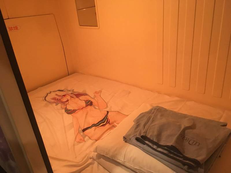 男性专属胶囊旅馆 等身二次元美女抱枕陪你入睡