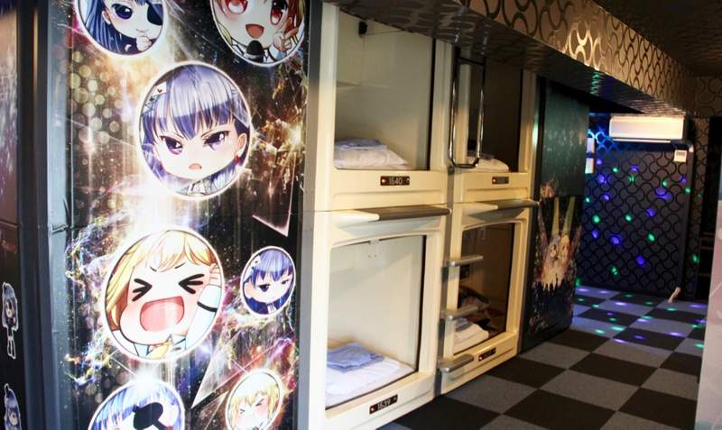 男性专属胶囊旅馆 等身二次元美女抱枕陪你入睡