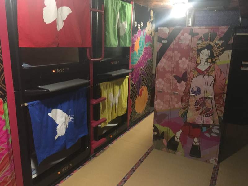 男性专属胶囊旅馆 等身二次元美女抱枕陪你入睡