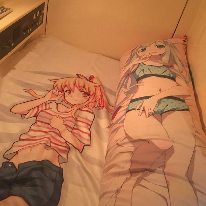 男性专属胶囊旅馆 等身二次元美女抱枕陪你入睡