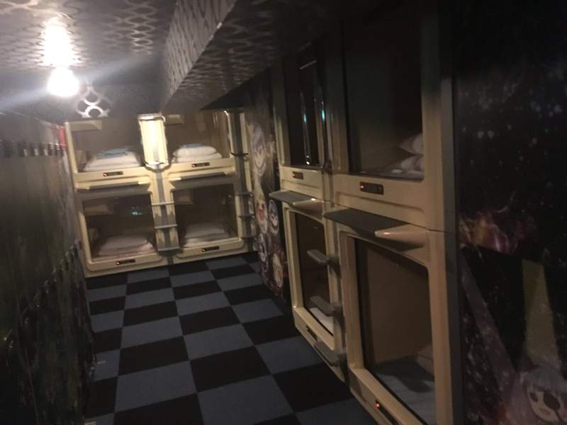 男性专属胶囊旅馆 等身二次元美女抱枕陪你入睡