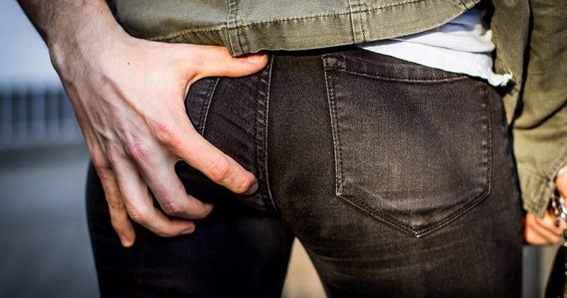 婆婆把手伸进儿子裤子里乱摸 老公回应：都是家人不奇怪