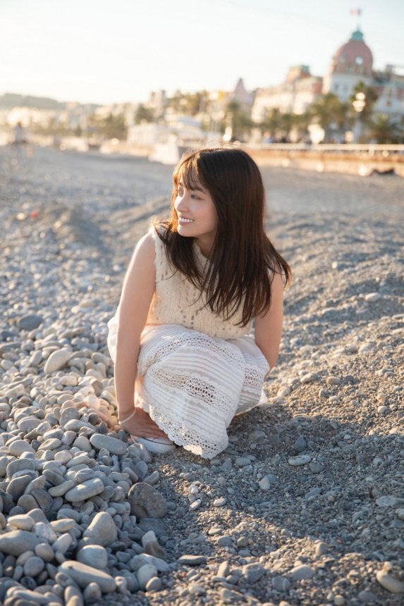 桥本环奈仿效AKB商法 新写真集被粉丝批评抢钱