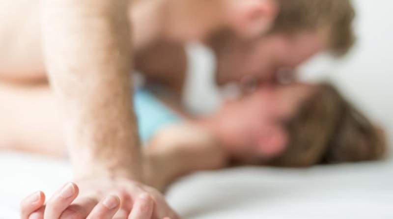 女孩无意看到父母自拍的成人片 自慰才发现情色片主角是爸妈