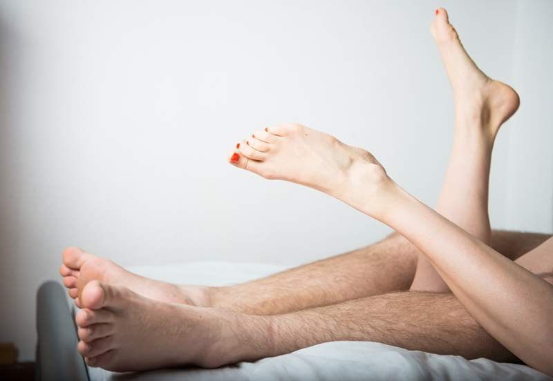 女孩无意看到父母自拍的成人片 自慰才发现情色片主角是爸妈
