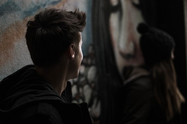 渣男劈腿把女友当备胎 2年后女友晋升人妻玻璃心碎了