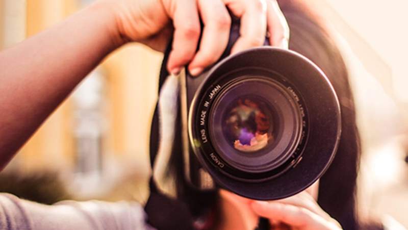 母亲亲自为儿女拍裸照 拍私密照年收入上百万