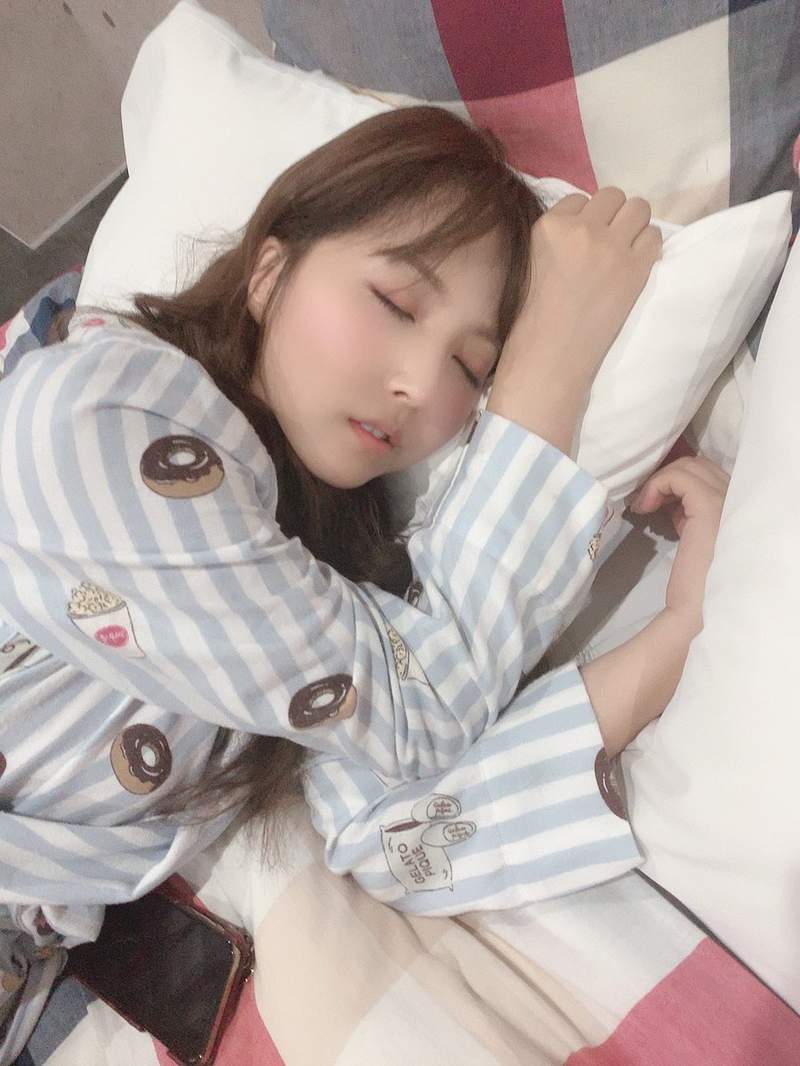 三上悠亚睡颜照片 拍摄日历累到睡着睡姿可爱