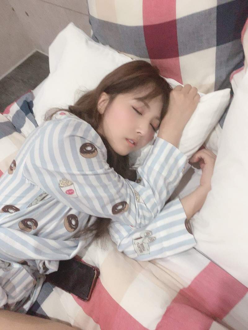 三上悠亚睡颜照片 拍摄日历累到睡着睡姿可爱