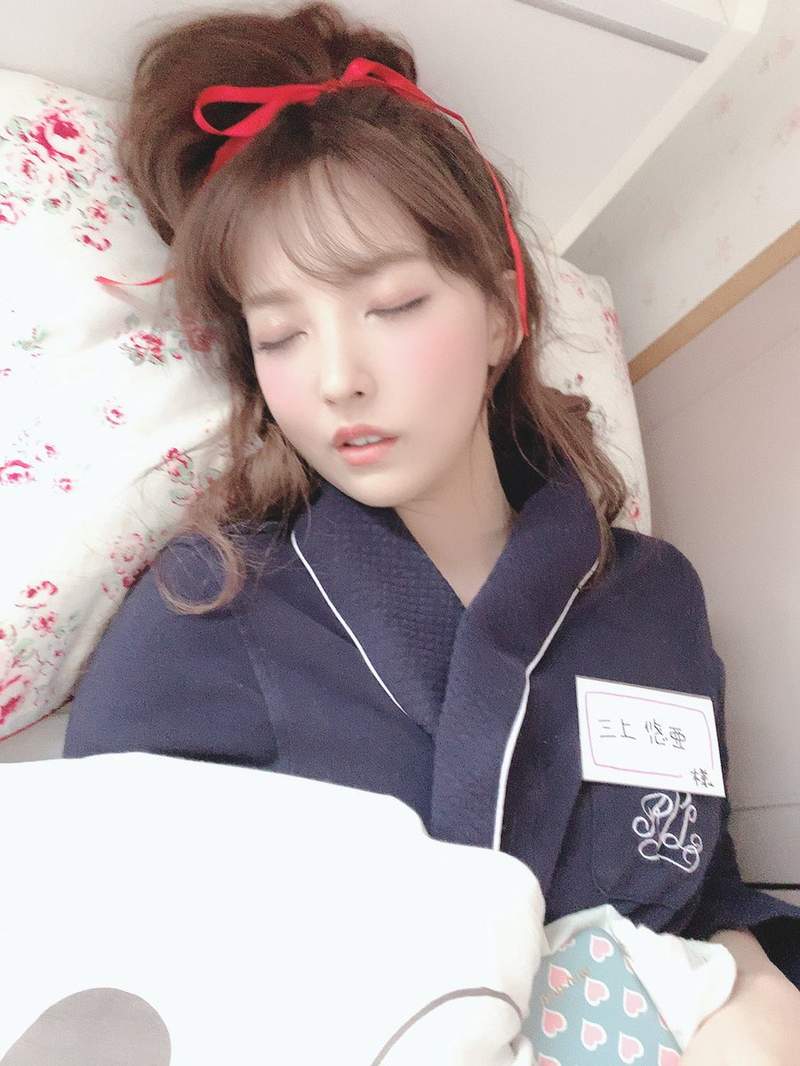 三上悠亚睡颜照片 拍摄日历累到睡着睡姿可爱