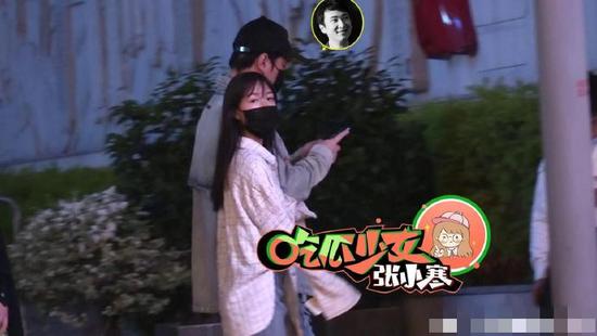 王思聪与新女友牵手压马路 女方不是甜仇