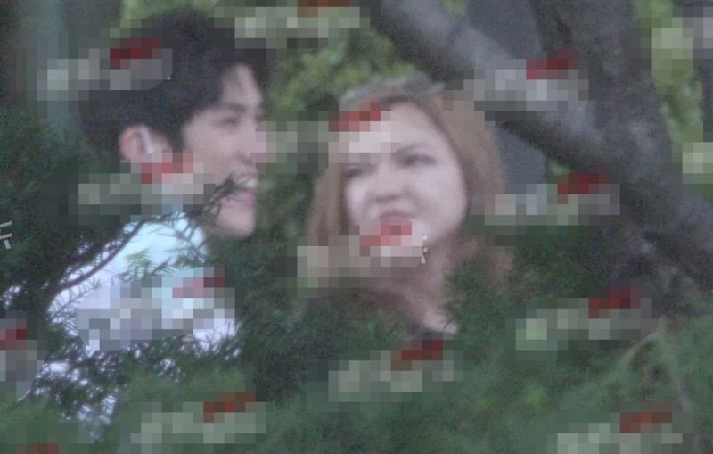 李治廷带女友参加聚会 两人有说有笑态度亲昵