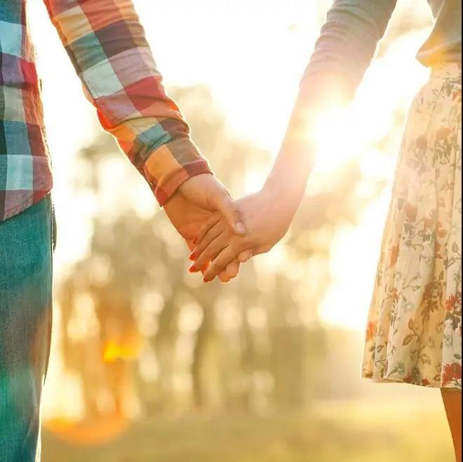 朝霞映红大地，他们幸福地手牵手，走在回家的路上……