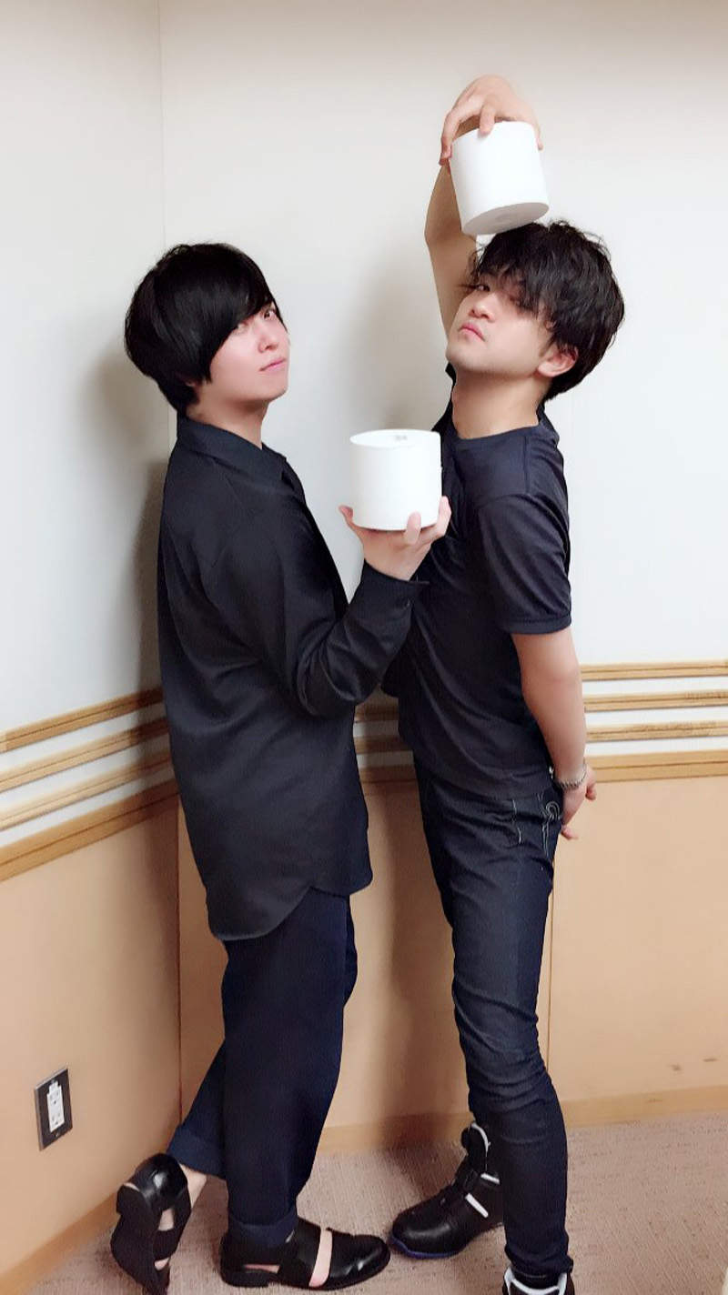 齐藤壮马与石川界人模仿托胸姿势 搞怪照片引发日韩网友争议