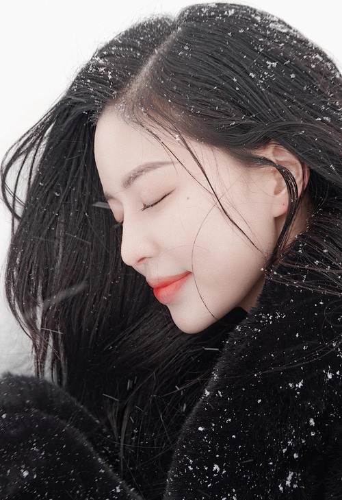 拼命耸动死力抵住 ：一个胖子在电梯上追一个女的