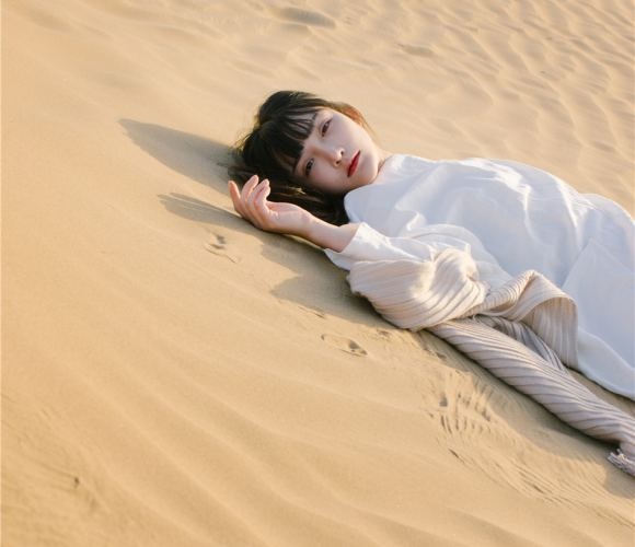 宝物把腿张得开点给我舔 性动作真人全进程_黑夜里的你