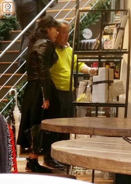 曾志伟偕女化妆师游日本 两人一起挑日用品