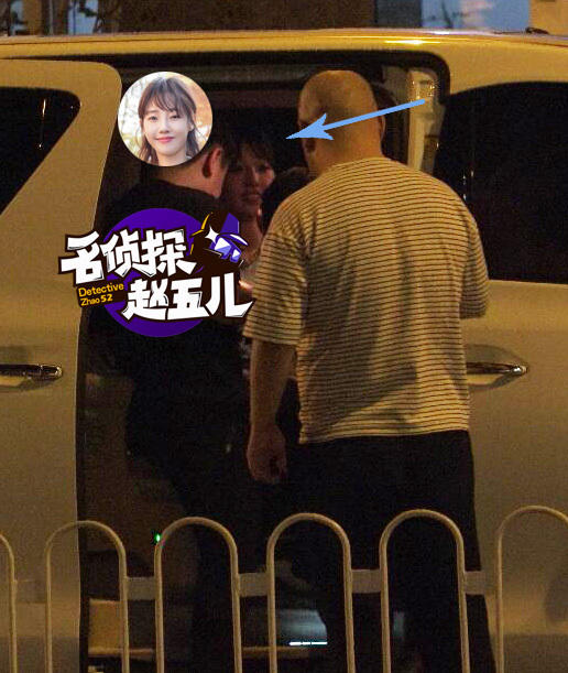 白百何与友人车内合影 妹子兴奋过头狂献飞吻