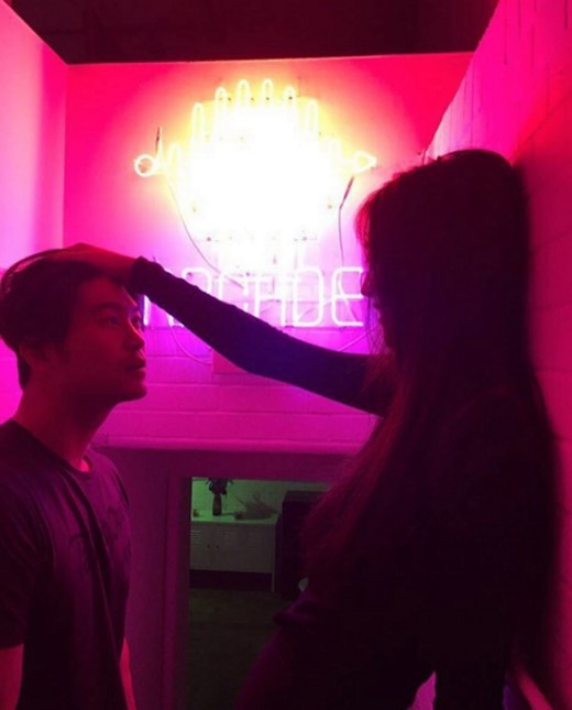 雪莉再晒与男友亲密照 小腹紧贴对方欲吻