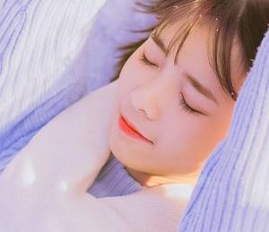 我的小宝贝啊你在等一会啊 手探向她的敏感腿心