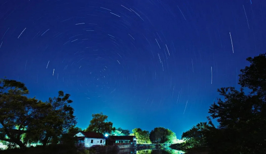 最美丽的景色不在远方，就是头上那片星空