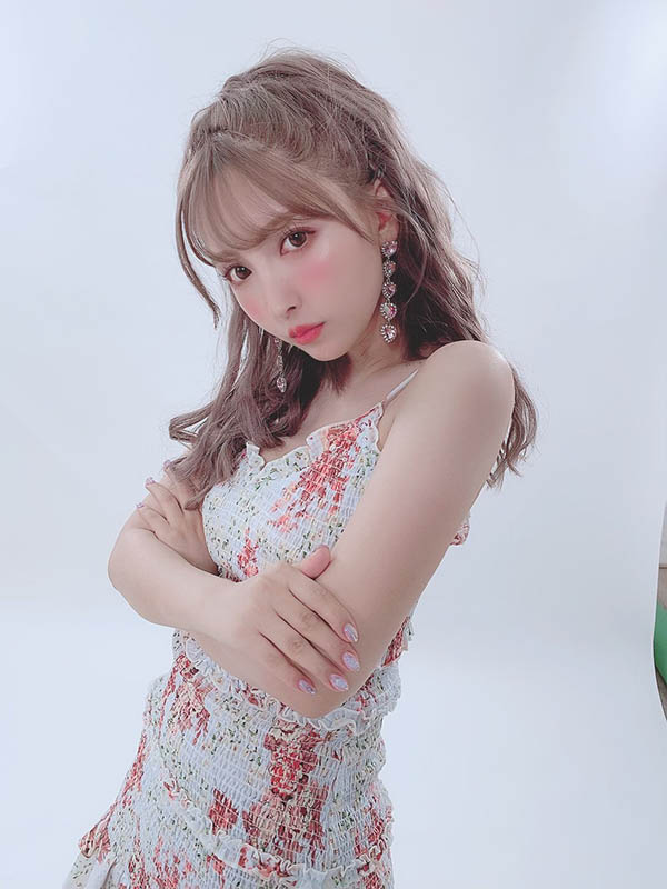 女友的巨乳姐姐「三上悠亚」就爱施虐我，「用F奶调教整晚」快爽翻了…