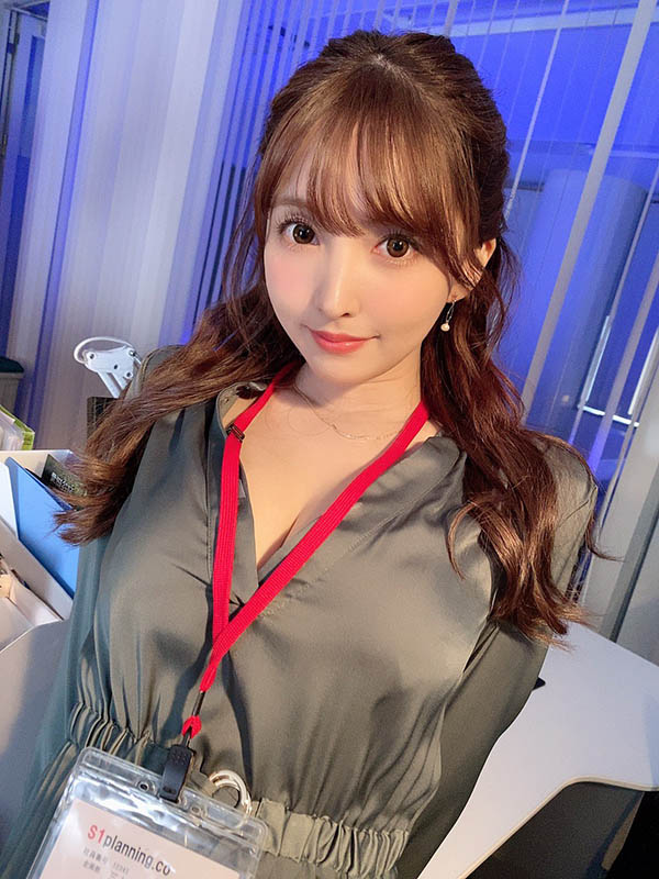 女友的巨乳姐姐「三上悠亚」就爱施虐我，「用F奶调教整晚」快爽翻了…