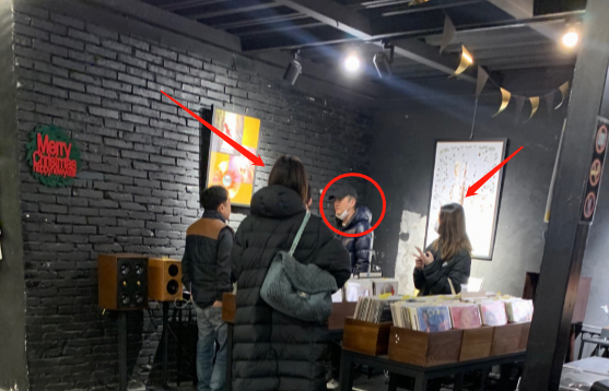 携手小19岁模特,李亚鹏带女友见女儿全程“零交流”