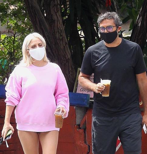 Gaga造型粉嫩玩下衣失踪 和男友同框粗腿抢镜