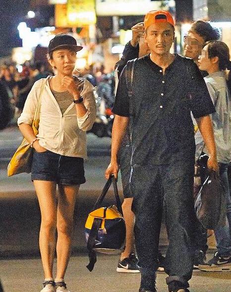 陈意涵与出轨男友和好 甜蜜约会吃街头小吃