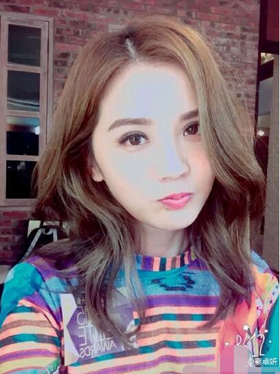 蔡卓妍晒自拍美照 穿鲜艳上衣嘟嘴卖萌