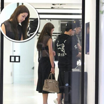 柯震东与绯闻女友逛街 亲密依偎宛如情侣