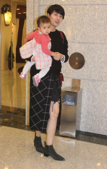 梁咏琪带女儿出街 9个月大Sofia挥手和记者告别
