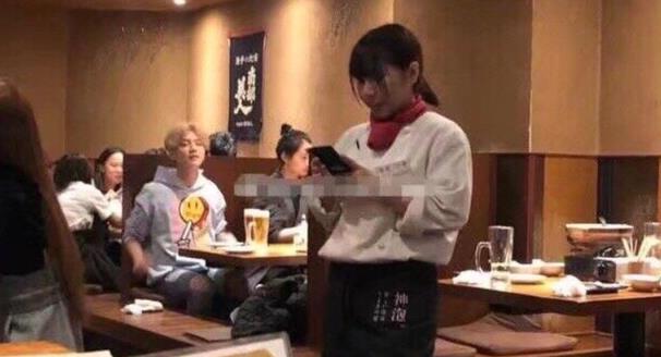 网曝鹿晗关晓彤日本约会照 同桌吃饭心情好