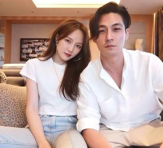 孟佳公开恋情后晒甜蜜照 富豪男友是萧亚轩前任