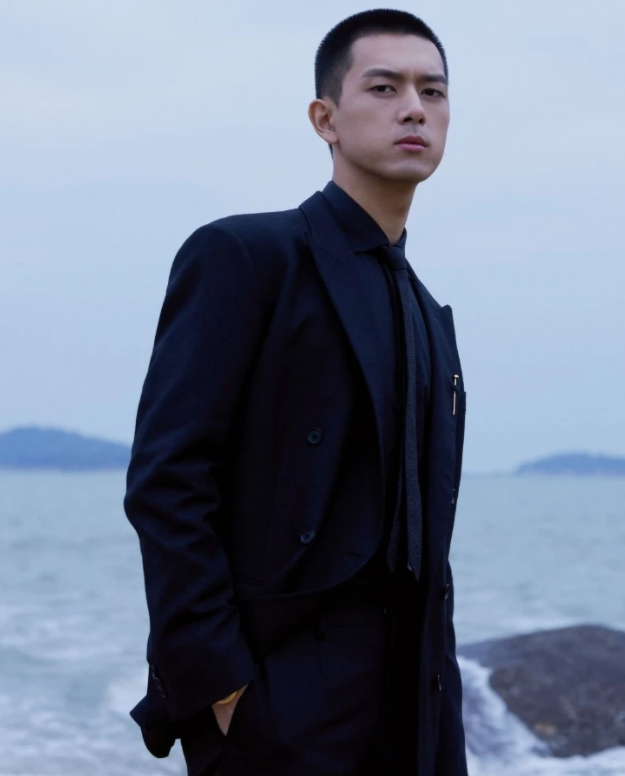 李现晒身穿西装照片，帅气十足