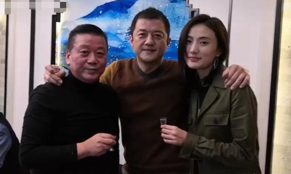 李亚鹏见女方家长曝光，小19岁女友一脸甜蜜