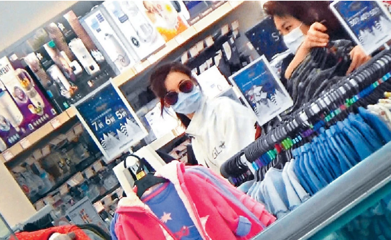 张柏芝一连逛了5间店铺为3位儿子买圣诞礼物