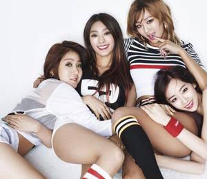 男生压在我身上开始吻我视频 抱着她健身房疯狂冲刺